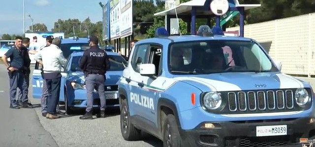 Blitz della polizia a Catanzaro lido, espulsi quattro immigrati: uno denunciato per droga