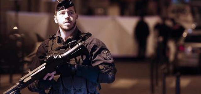 Accoltella passanti a Parigi, un morto e 4 feriti. Il terrorista era ceceno. L'Isis rivendica