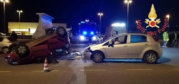 Incidente a Lamezia tra due auto, tre feriti (FOTO)