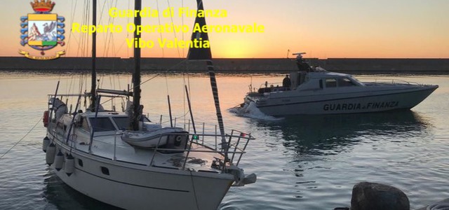 Intercettato veliero con 59 migranti, fermati due presunti scafisti