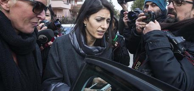 Raggi e il caso polizze. La Procura: 'Non c'è reato'