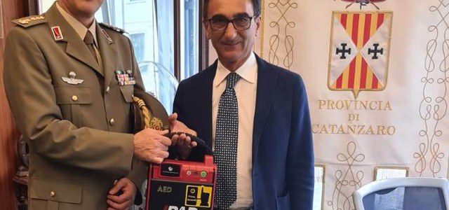 IL SINDACO ABRAMO HA CONSEGNATO UN DEFIBRILLATORE AL CORPO MILITARE ACISMOM NELL’AMBITO DELLA RACCOLTA FONDI DELLA FONDAZIONE POLITEAMA