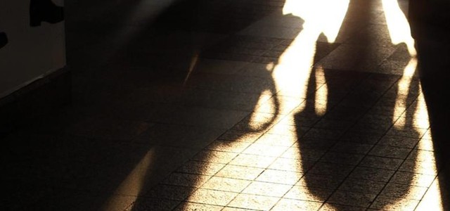 Tentano di scippare una donna e la trascinano per metri, arrestati