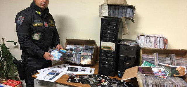 Sequestrati un laboratorio di contraffazione cd e 42mila euro di fuochi pirotecnici nel quartiere Lido