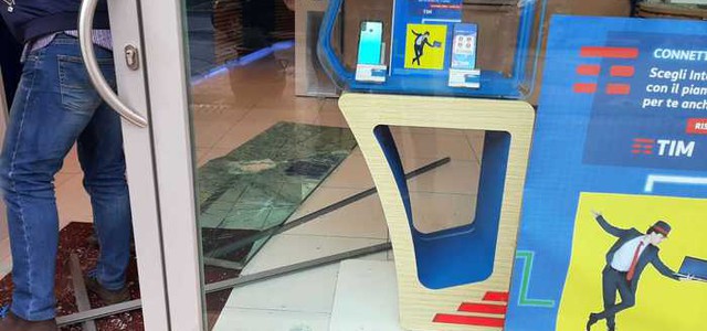 Rapina in centro di Catanzaro, svaligiato negozio di telefonini