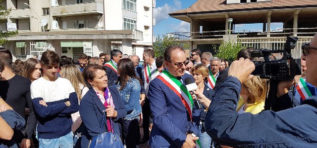 Sindaci e cittadini in piazza: "vogliamo la casa della Salute a Chiaravalle" (VIDEO)