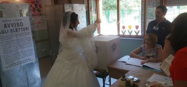 Comunali Catanzaro, una sposa fresca di un sì al seggio per votare