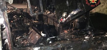 In fiamme furgone ad uso rivendita di bibite e panini a Gizzeria 