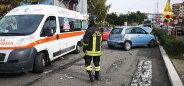 Incidente stradale in via Gandhi, 5 feriti.