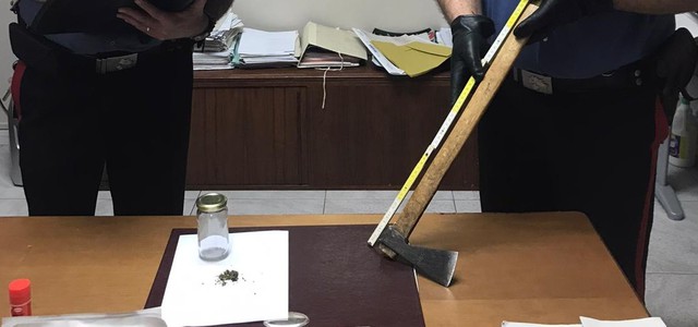 Aggredisce e minaccia familiari per avere denaro, arrestato diciottenne