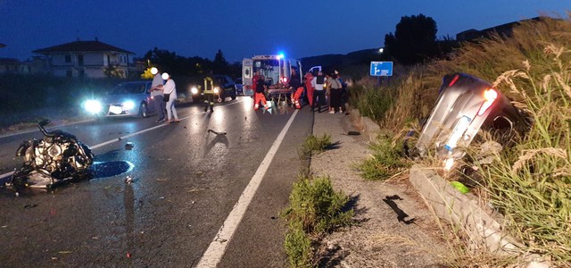 Scontro tra due auto sulla SS 106, due feriti