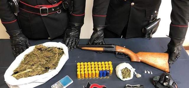Droga e armi nascoste in un'auto, arrestato giovane nel Catanzarese