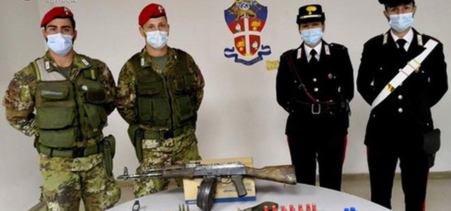 Arrestati padre e figlio, nascondevano arsenale in casa