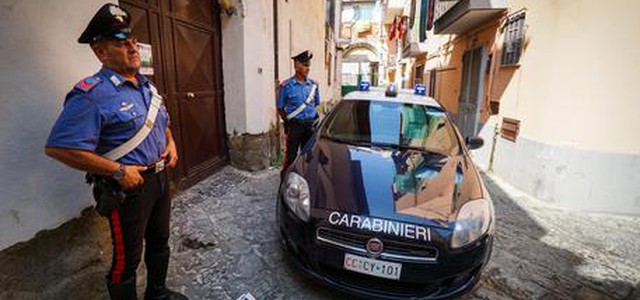 Fugge dopo essere stato scoperto dai carabinieri, ladro muore in incidente