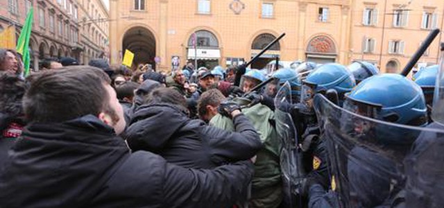 Scontri a Bologna, sgomberato presidio antagonisti contro manifestazione Fn
