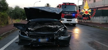 Scontro tra due auto, due feriti nel Catanzarese (FOTO)
