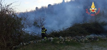 Incendio divampato in sterpaglie, numerose le chiamate al 115