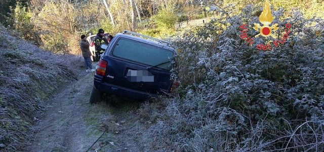 Auto fuori strada per il ghiaccio, intervengono vigili del fuoco