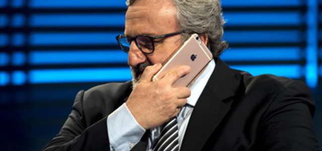 Pd, si tenta mediazione per evitare scissione. Renzi chiama Emiliano