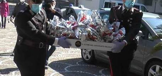 Carabinieri donano uova di Pasqua a Bambini