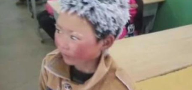 A scuola con i capelli ghiacciati a -9, bimbo cinese commuove il mondo