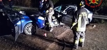 Scontro frontale tra due auto, quattro feriti estratti dalle lamiere (FOTO)