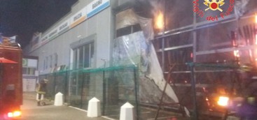 In fiamme attività commerciale nel Catanzarese (FOTO)