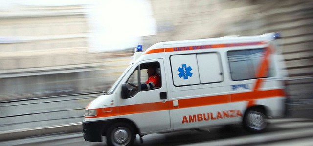 Colto da malore perde il controllo dell'auto e si schianta contro un muro, morto 60enne