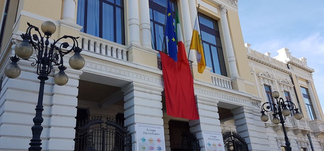Drappo rosso al Comune di Reggio