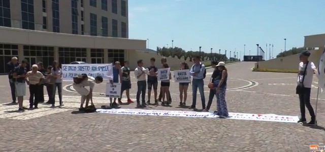 Comitati aeroporti manifestano a Catanzaro: "I nostri giovani vogliono volare" (VIDEO)