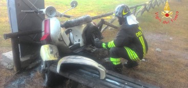 In fiamme ciclomotore, erbacce e  vano motore di un ascensore