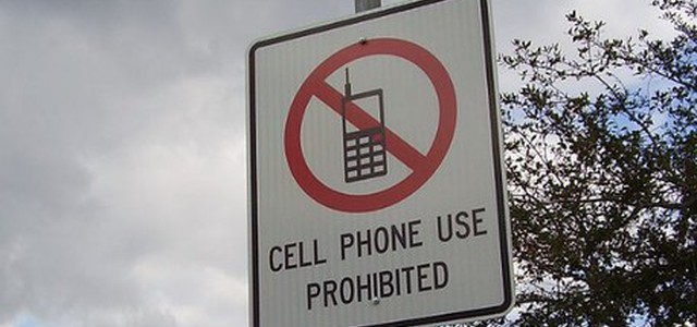 Usa: stretta Honolulu, cellulari illegali per pedoni a incroci