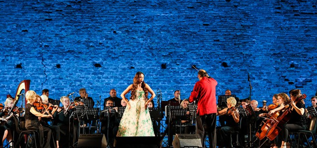 Aida Garifullina, vera star dell’opera internazionale, magnetica e affascinante, incanta il pubblico di Scolacium nella notte di Armonie d’Arte Festival