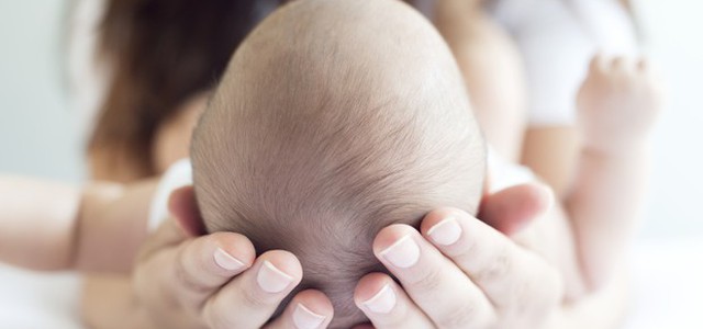 Il 'profumo di bimbo' è come una droga per le mamme