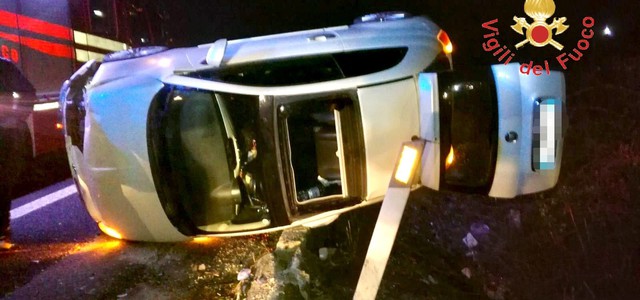 Fiat 500 si ribalta sulla 280 nel Catanzarese 