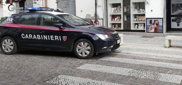 Ruba due volte nella stessa gioielleria, arrestato 28enne