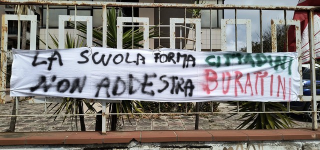 Sciopero degli istituti tecnici, presidio della Flc Cgil davanti all’Ufficio scolastico regionale