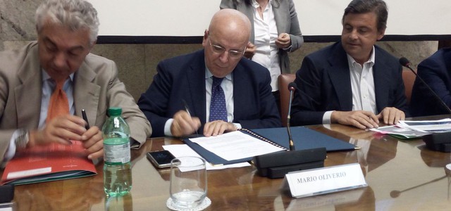 Il ministro Calenda: "Oliverio, visto una volta". Il Governatore: "Dimentica accordo firmato"