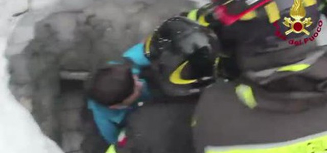 L'incredibile video del salvataggio di un bimbo e di una donna dal Rigopiano (VIDEO)