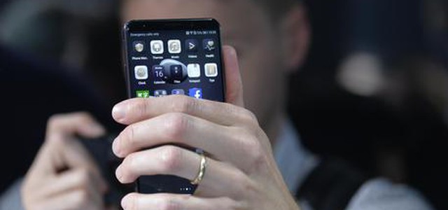 Malati di smartphone, 1 utente su 4 lo usa 7 ore giorno
