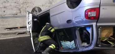 Si ribalta auto in galleria Sansinato, un ferito