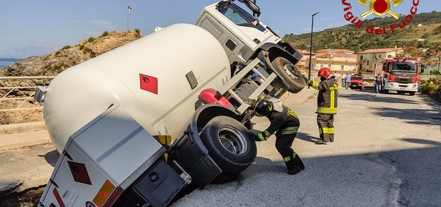 Autocisterna sprofonda in una voragine, intervento dei Vigili del Fuoco