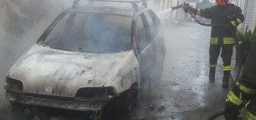 Auto prende fuoco nel Catanzarese, salvo anziano