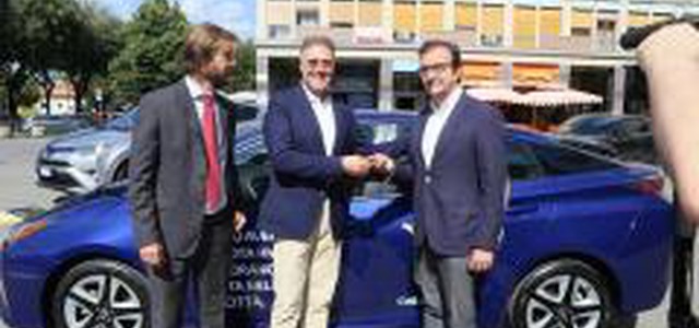 Consegnata al sindaco Occhiuto un'auto ibrida con la formula del comodato d'uso