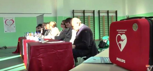 Un defibrillatore donato all'istituto scolastico Patari-Rodari (VIDEO)