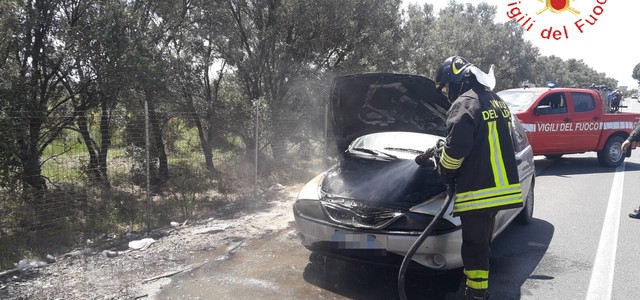 Auto si incendia in transito a Sellia Marina