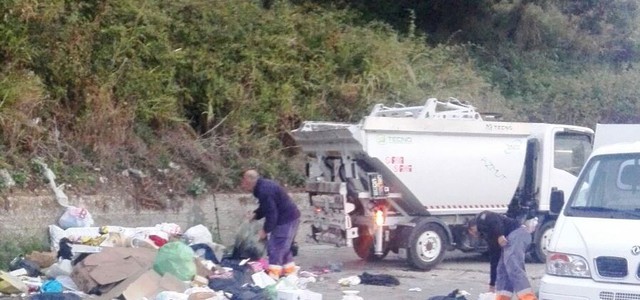 Ripulita discarica abusiva via Smaldone, Mungo: "Ennesima mancanza di senso civico"