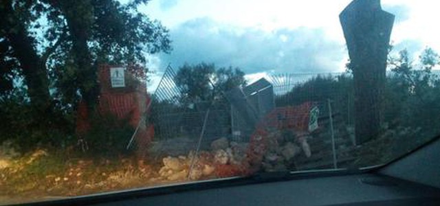Tap, polizia abbatte barricate