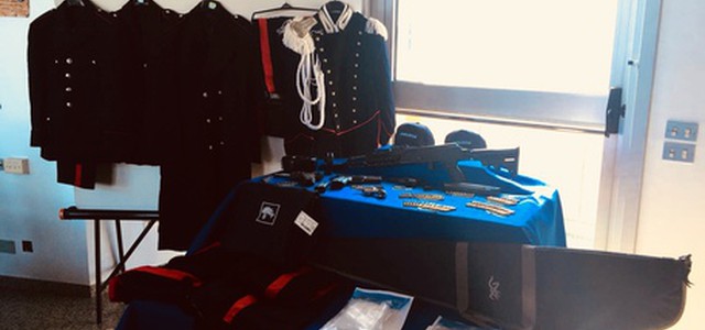 Divise e armi nascoste in auto, arrestato