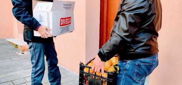 Senza soldi e lavoro chiede aiuto a 113